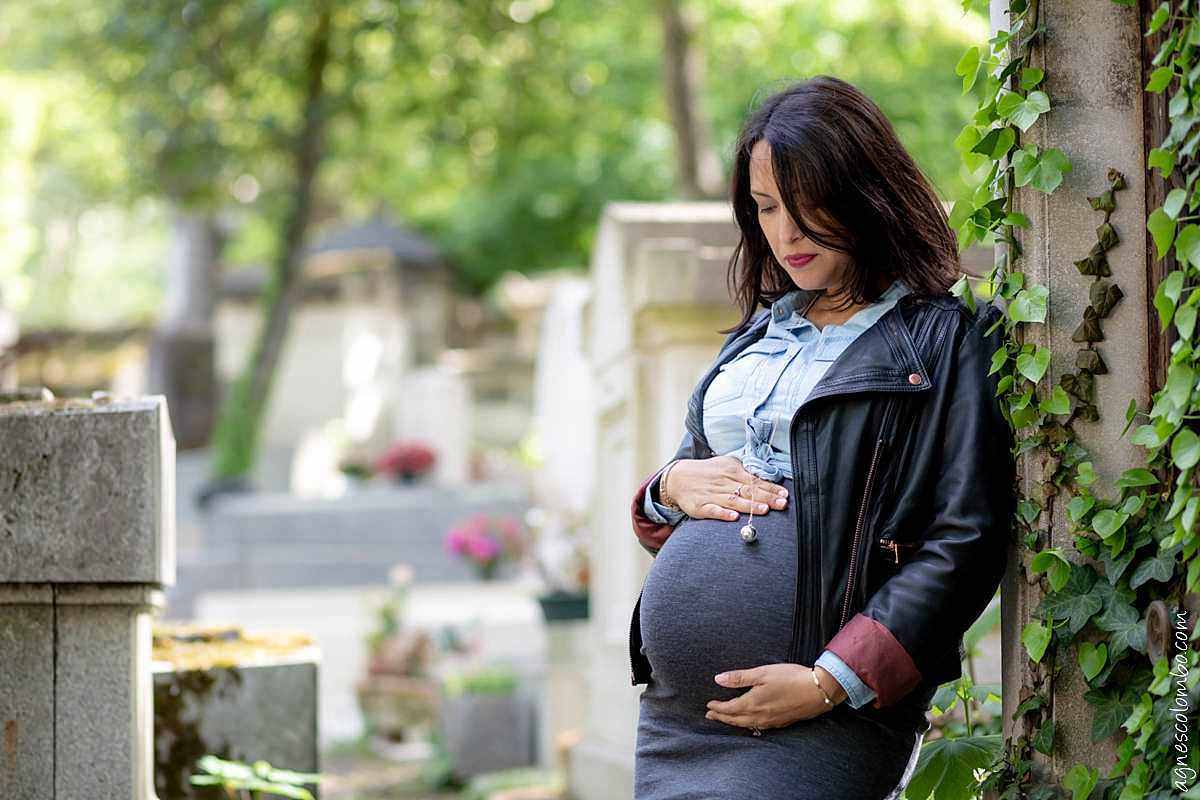 Séance grossesse au cimetière du Père Lachaise