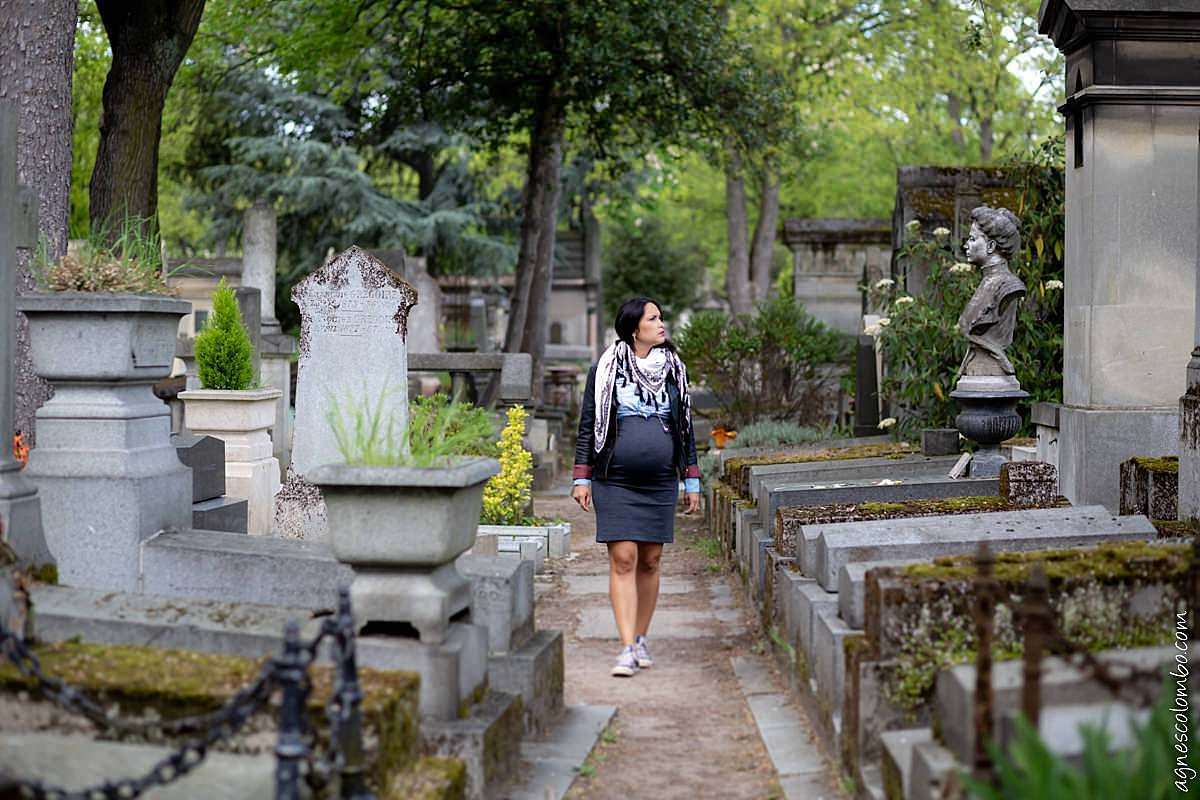 Séance grossesse au cimetière du Père Lachaise