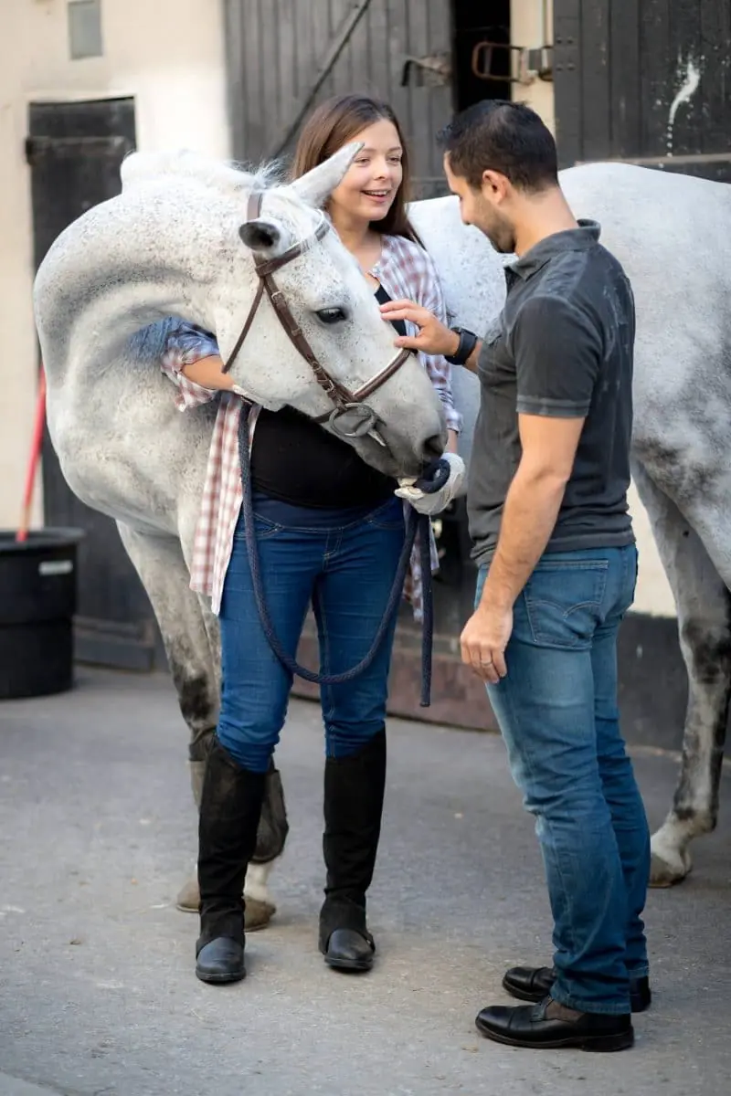 photo-grossesse-ecurie-cheval-agnes-colombo-photographe-paris