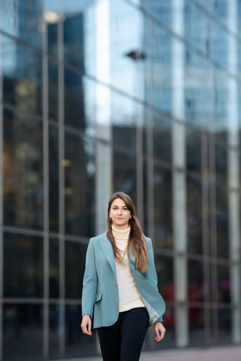 portrait-pro-femme-entrepreneure-la-defense-agnes-colombo-photographe-paris
