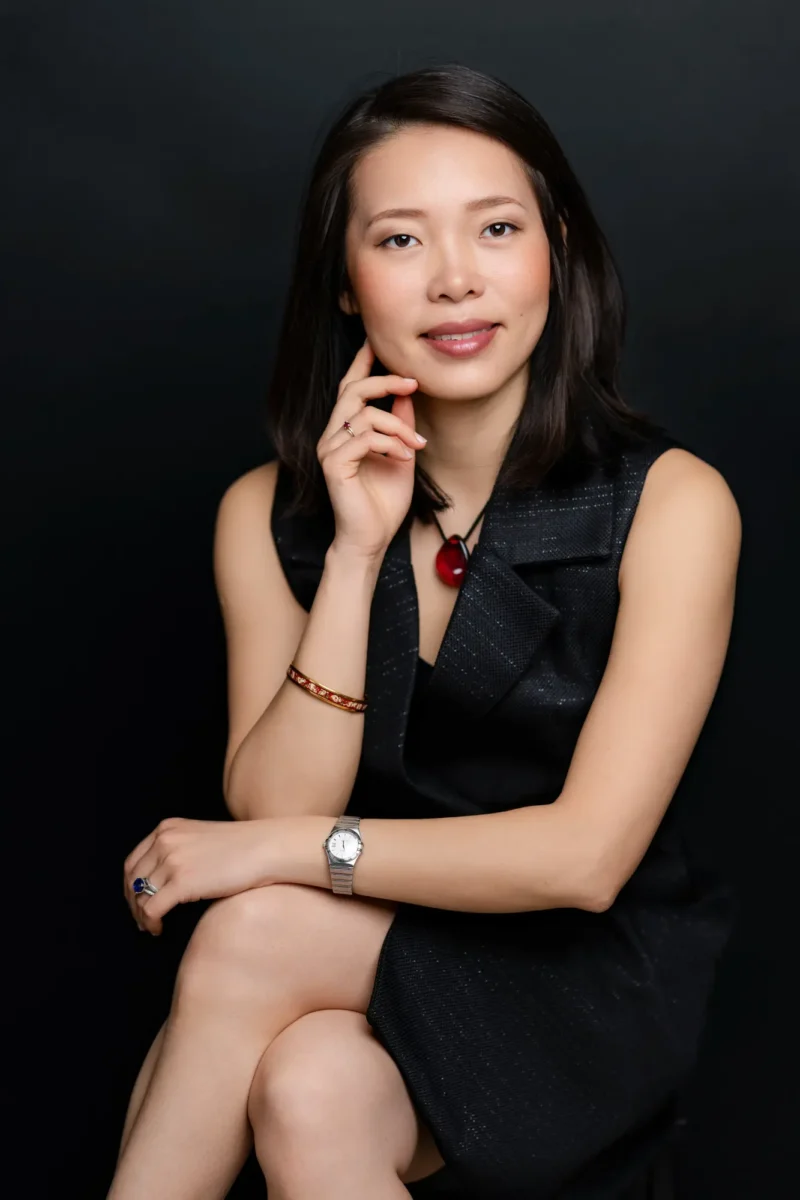 Faut-il sourire sur sa photo professionnelle - Portrait femme CV Linkedin Puteaux La Défense