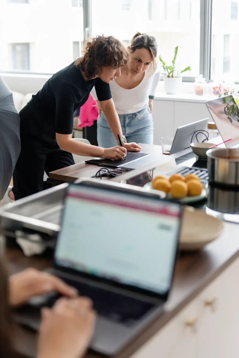 Contenu réseaux sociaux photographe,photographe culinaire en train de retoucher des photos avec sa cliente
