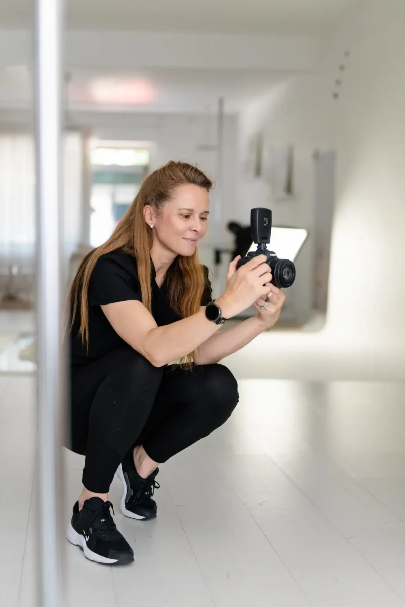 Contenu réseaux sociaux photographe, femme photographe grossesse en studio faisant une séance photo de famille