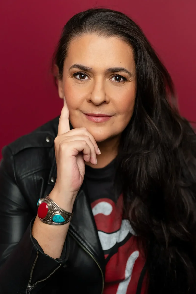 Portrait LinkedIn vs portrait corporate, portrait de femme rock'n roll perfecto noir fond studio bordeaux