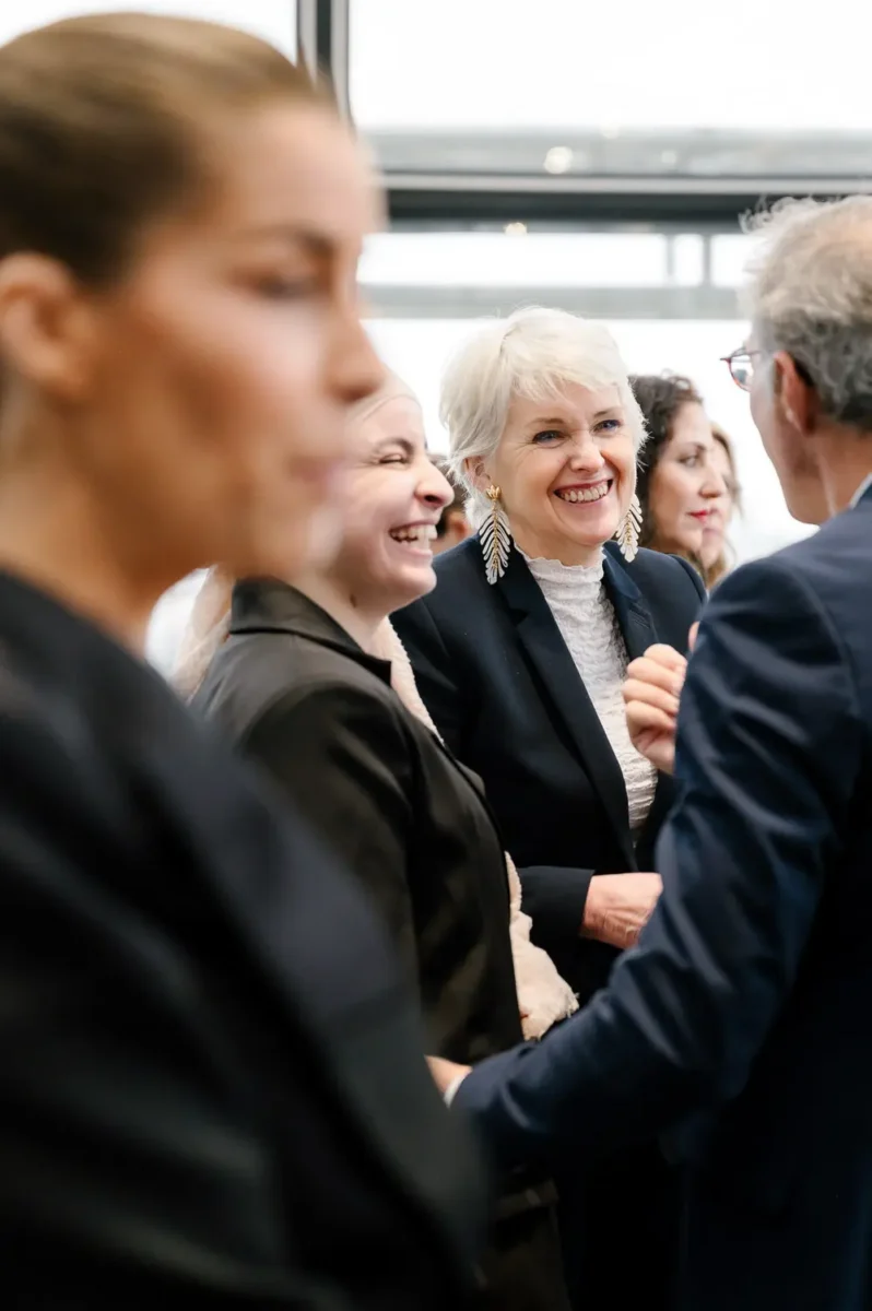 Photographe institutionnel Paris, echanges pendant un évènement parisien