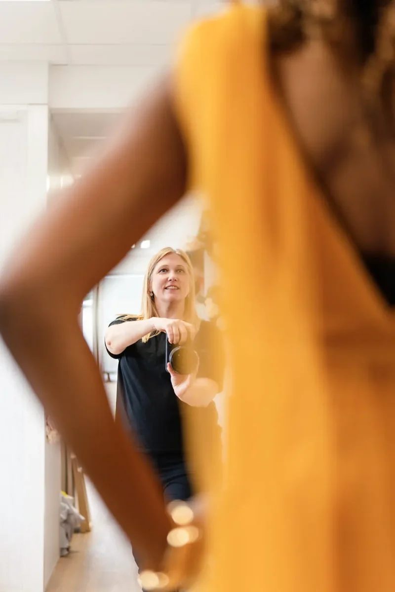 Contenu réseaux sociaux photographe, femme photographe souriante prenant une photo de grossesse