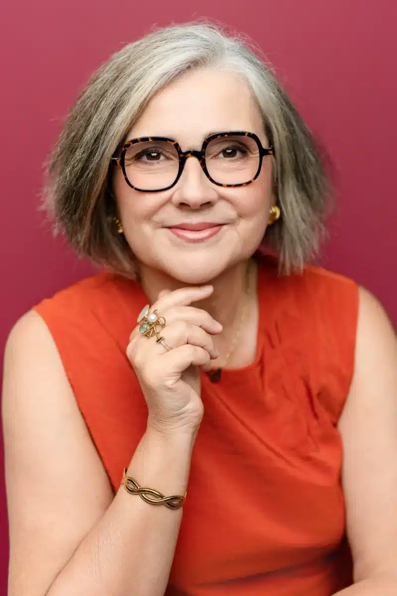 Portrait professionnel La Défense, Portrait corporate en studio d'une dirigeante sur fond framboise