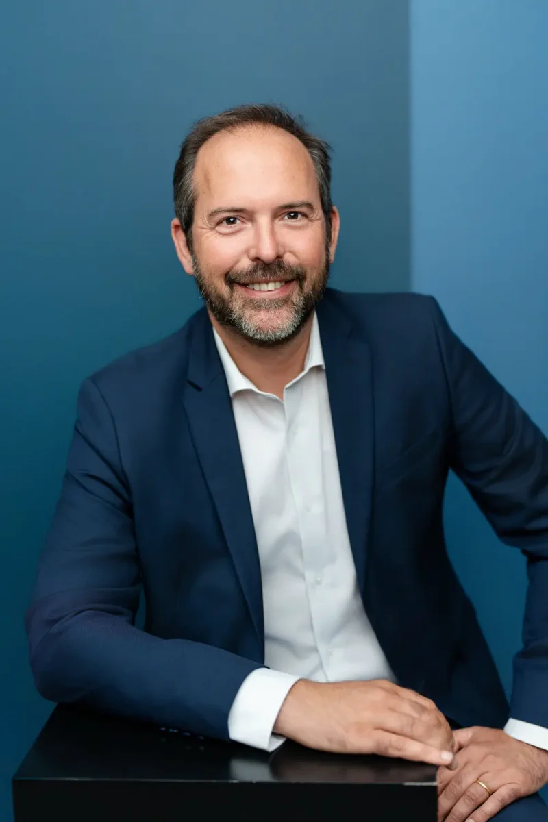 Portrait professionnel La Défense, Portrait corporate en studio d’un expert comptable sur fond bleu
