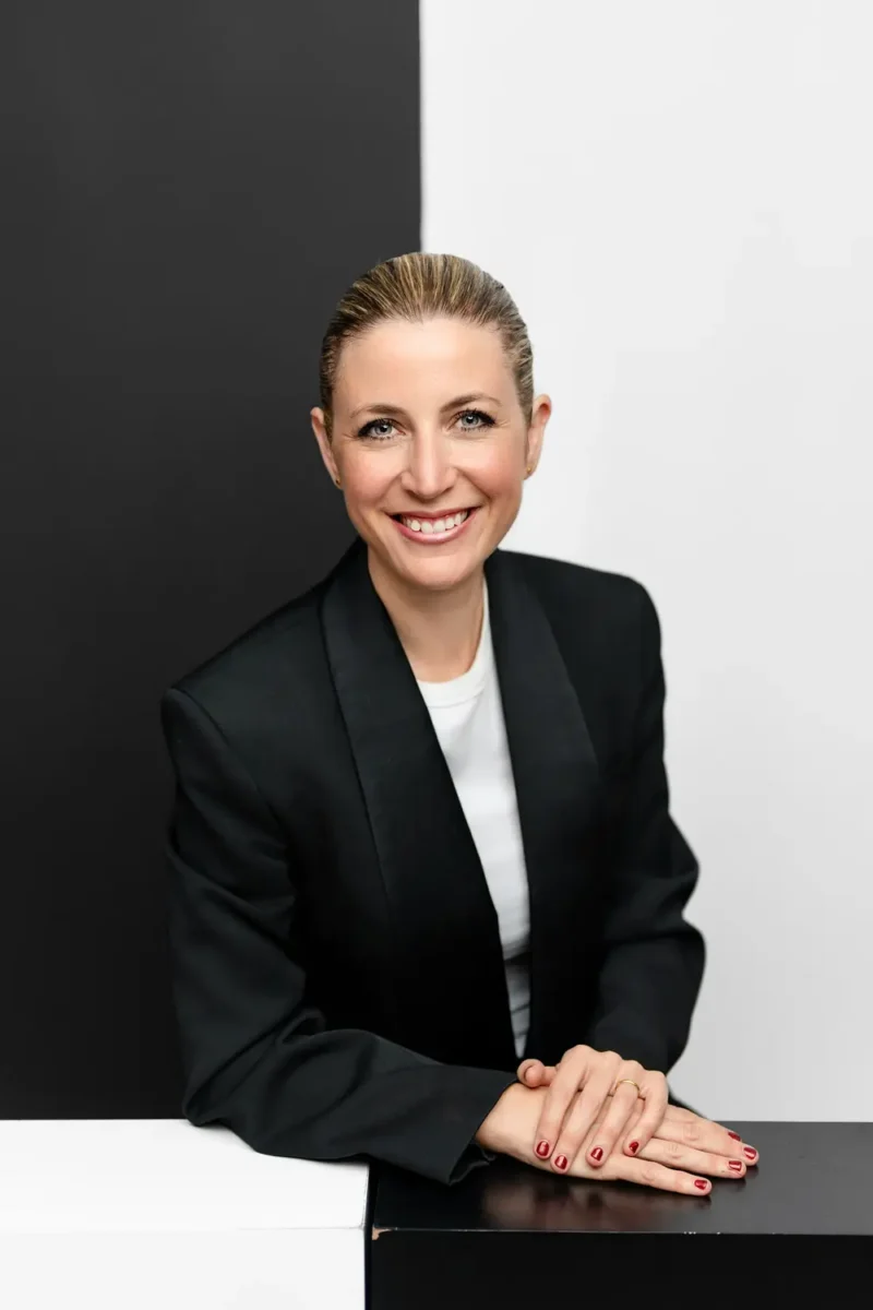 Portrait professionnel La Défense, Portrait corporate en studio d'une femme dirigeante souriante sur fond noir et blanc