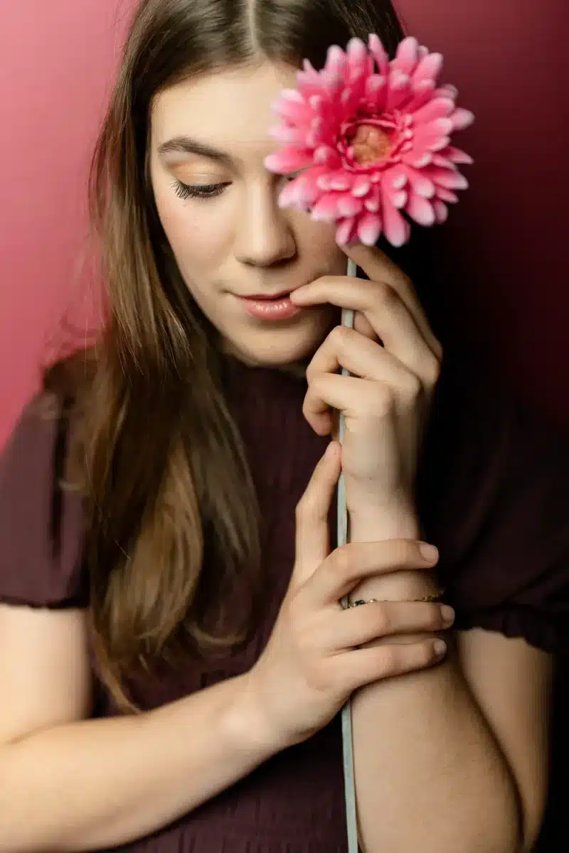 Cadeau original ado - Portrait d'une jeune adolescente avec une fleur