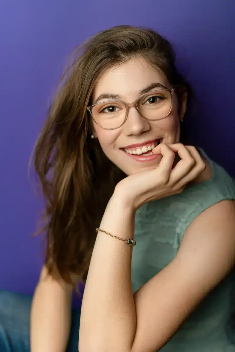 Cadeau original ado - Photo d'une jeune fille souriante fond violet