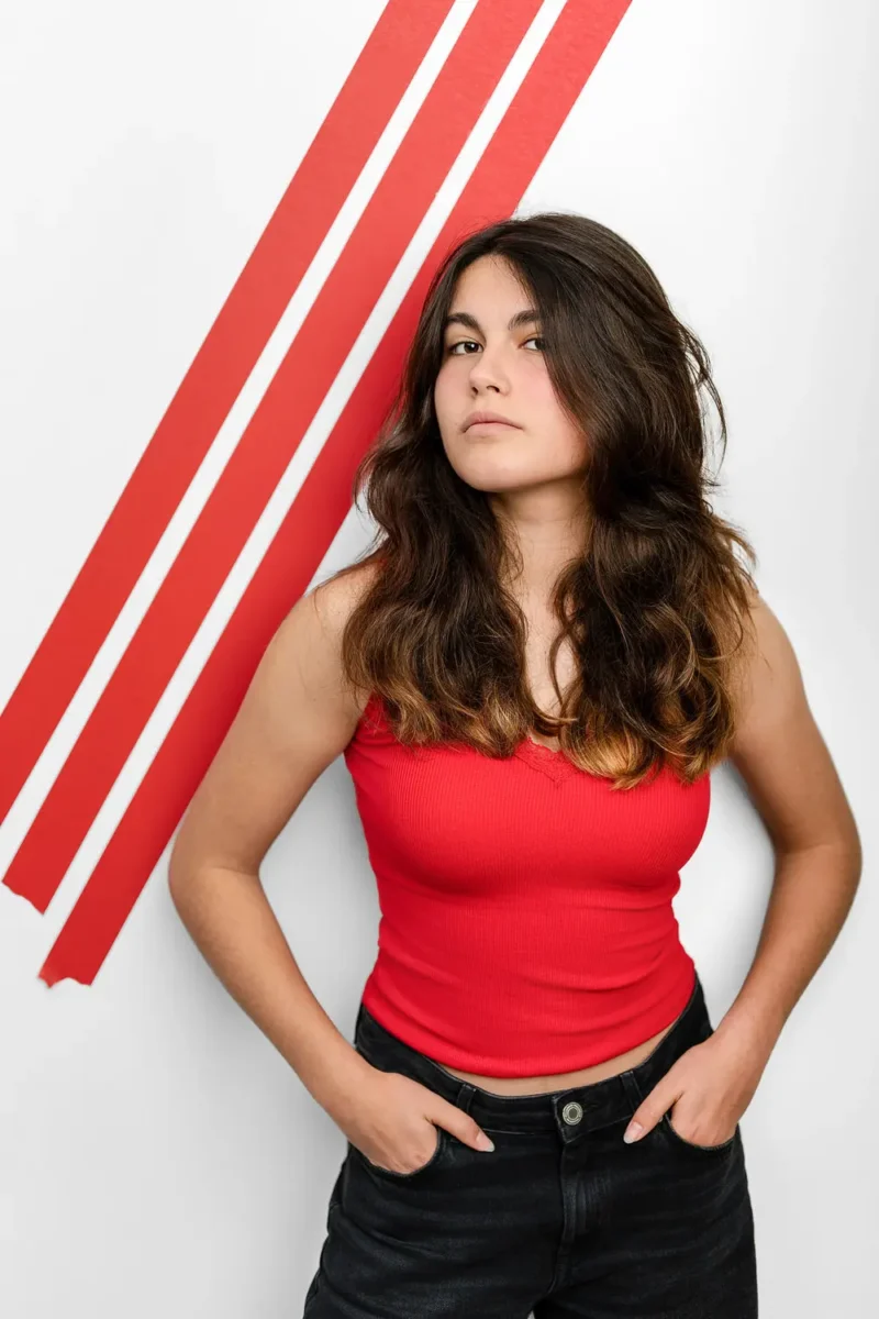 Portrait d'une adolescente au tshirt rouge