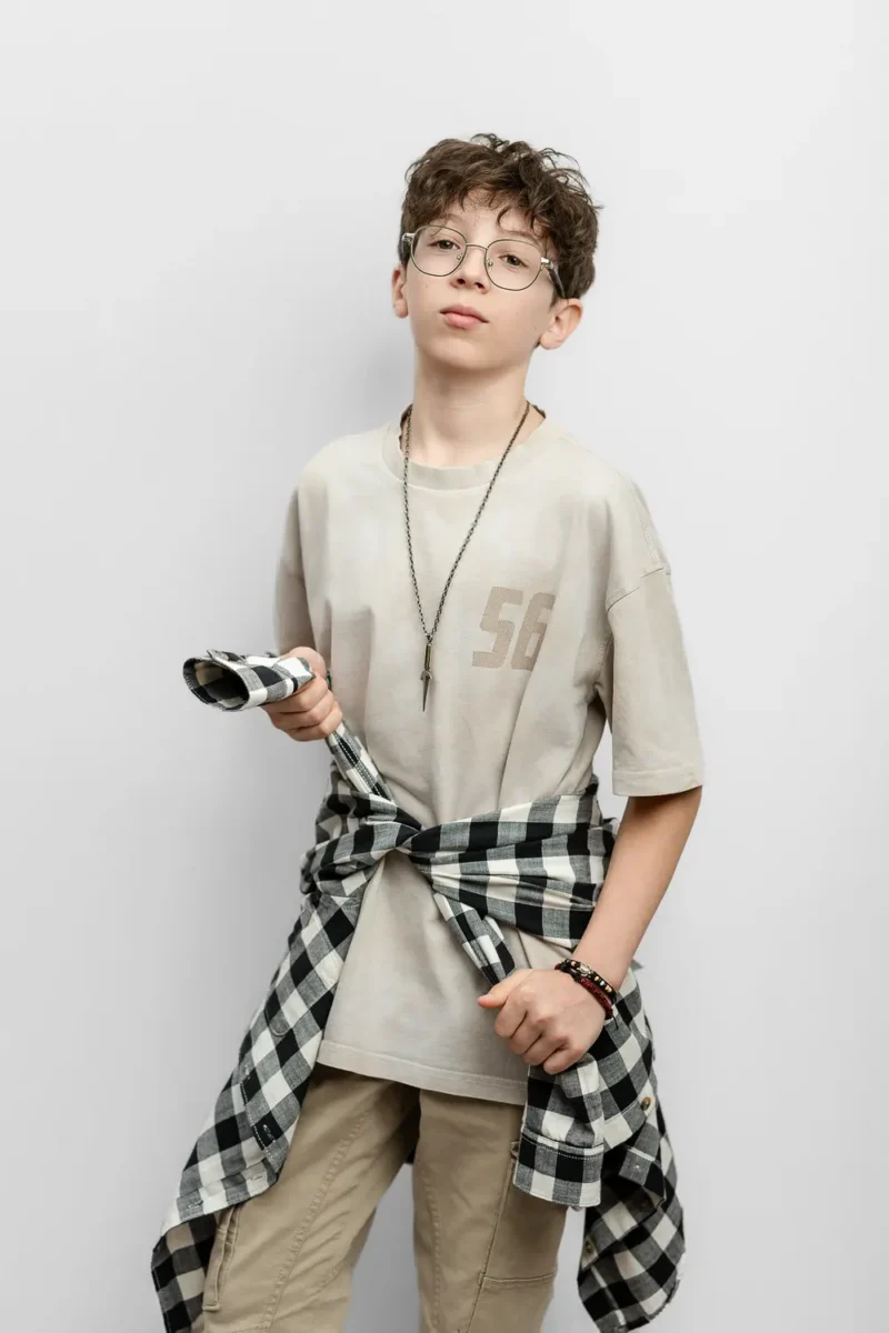 Cadeau original ado - Portrait d'un adolescent en train de serrer sa chemise ses ses hanches